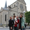 Diana, Petra, Sally a Marie před kostelem v Esch